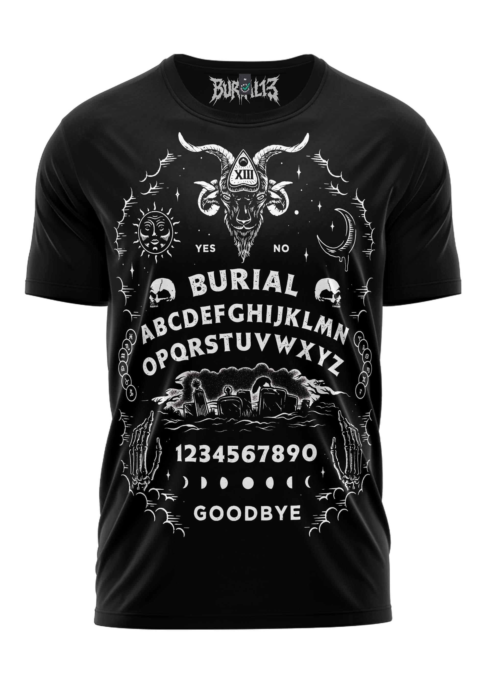 Schwarzes kurzärmliges T-Shirt mit einem weißen Grafikmotiv eines gotischen Ouija-Bretts, auf dem das Wort ‚burial‘ prominent dargestellt ist.